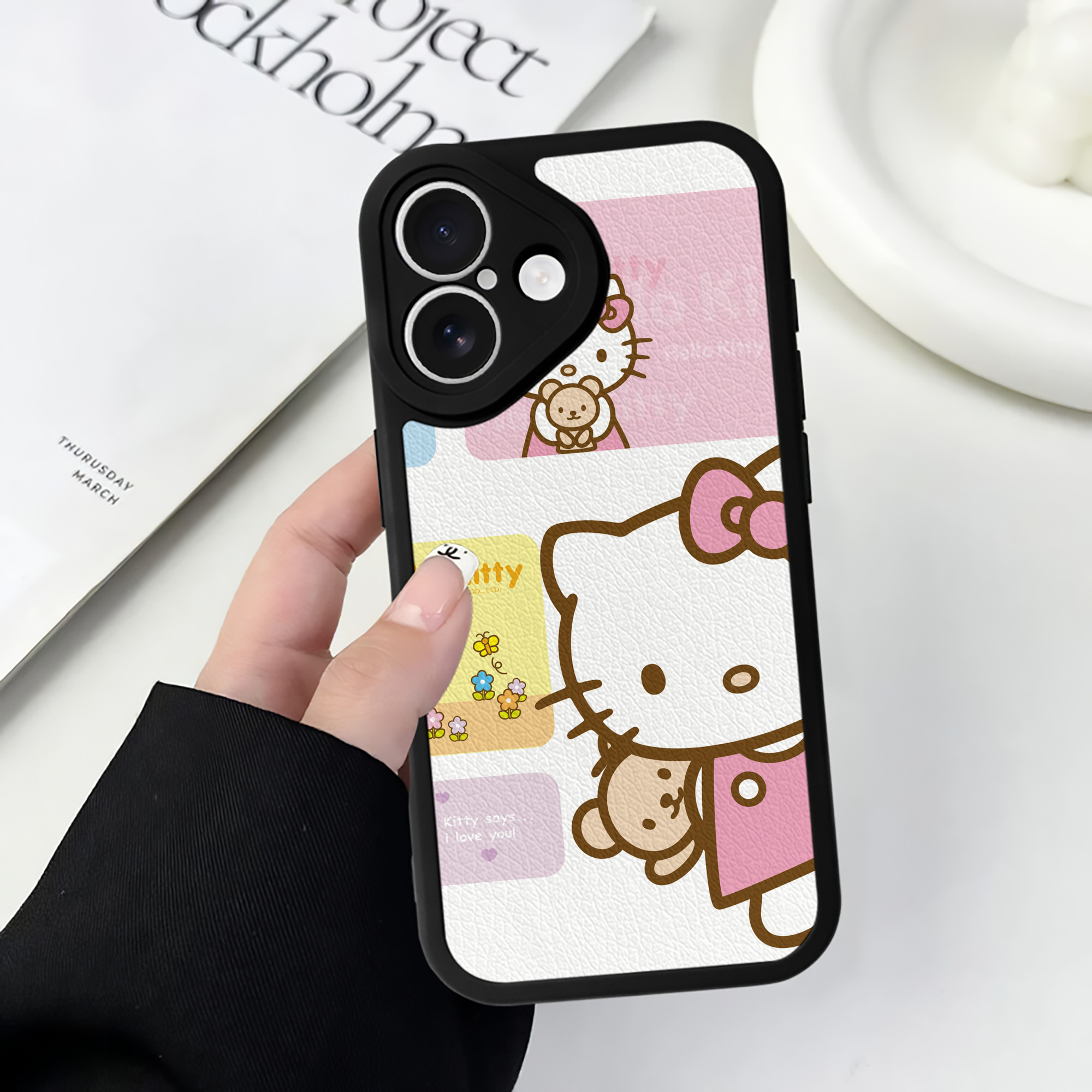 （画像用） Hello Kitty ハローキティ 【iPhone 16シリーズ対応】シリコンスマホケース（レザー調） 材質：シリコン